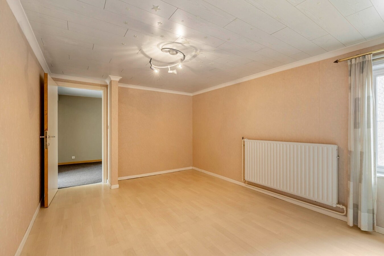 Comfortabel, zeer ruim appartement met 4 slaapkamers, terras en garage in het centrum van Neeroeteren! 