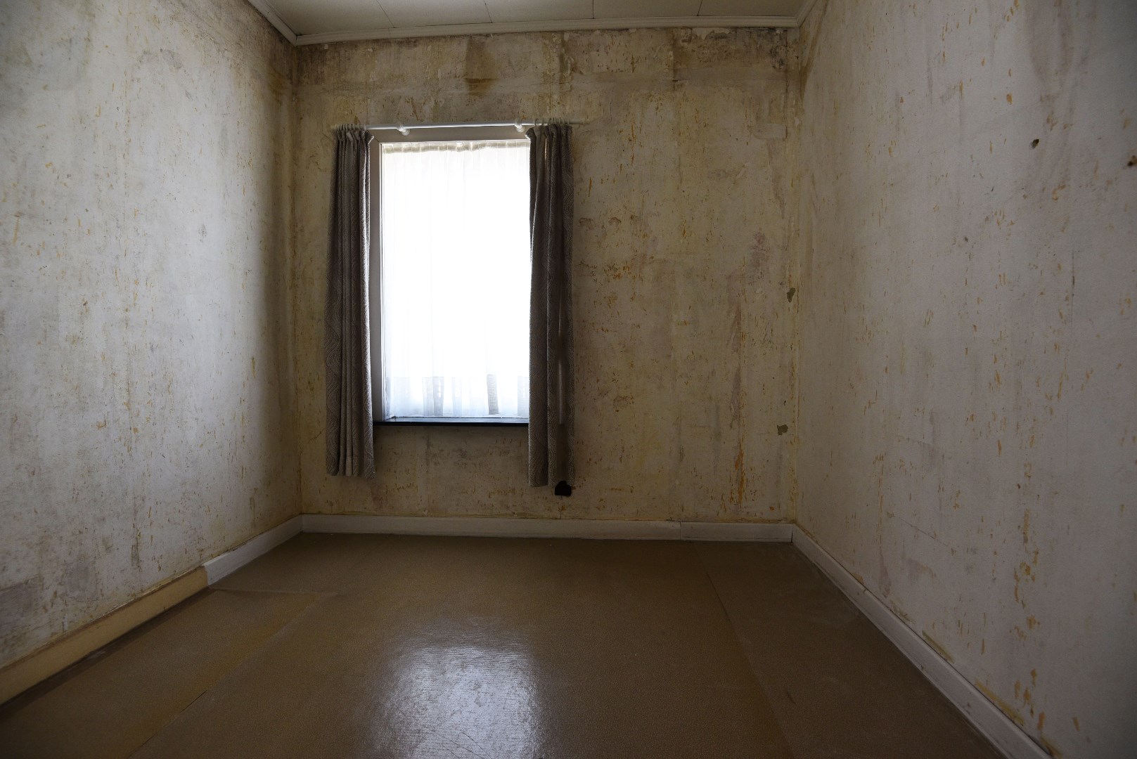 Op te frissen woning met 3 slpks, garage en tuin, rustig gelegen te Adegem 