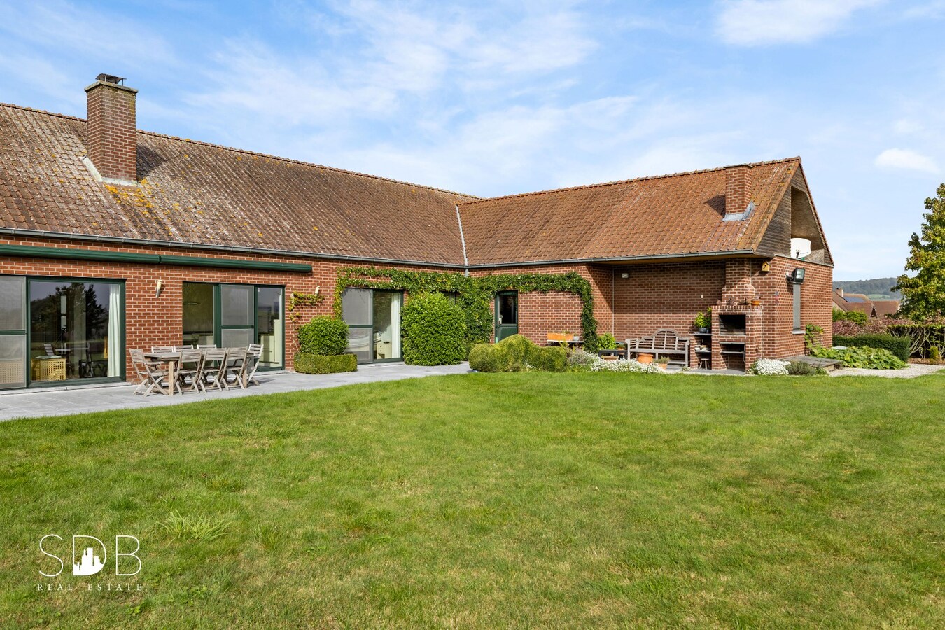 Hedendaagse gezinswoning met aanpalende graslanden en stallen op 5.030m² 