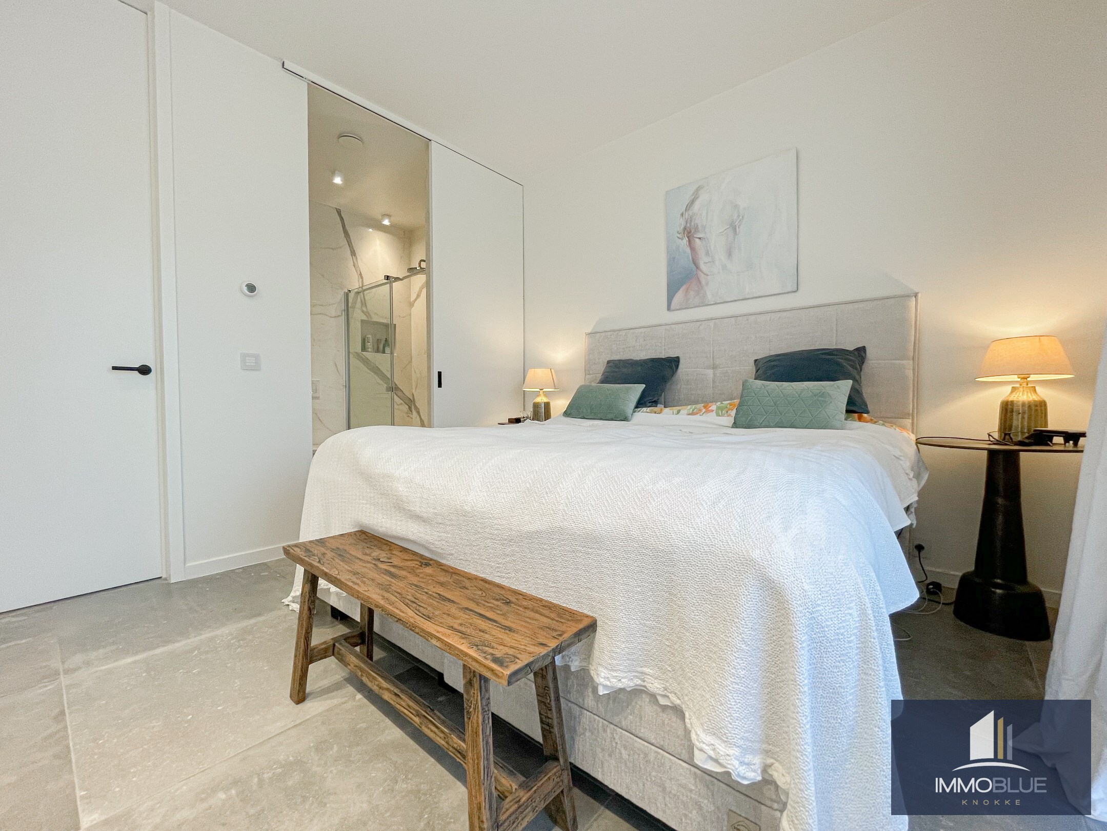 Subliem, luxueus tuinappartement met dubbele garage, rustig gelegen in een standingvolle residentie. 