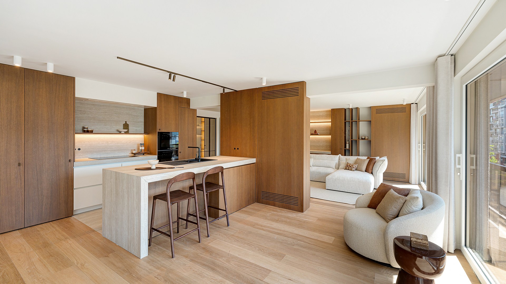 Appartement d'angle spacieux et luxueusement rénové avec des vues dégagées et une largeur de façade de plus de 16 mètres. 