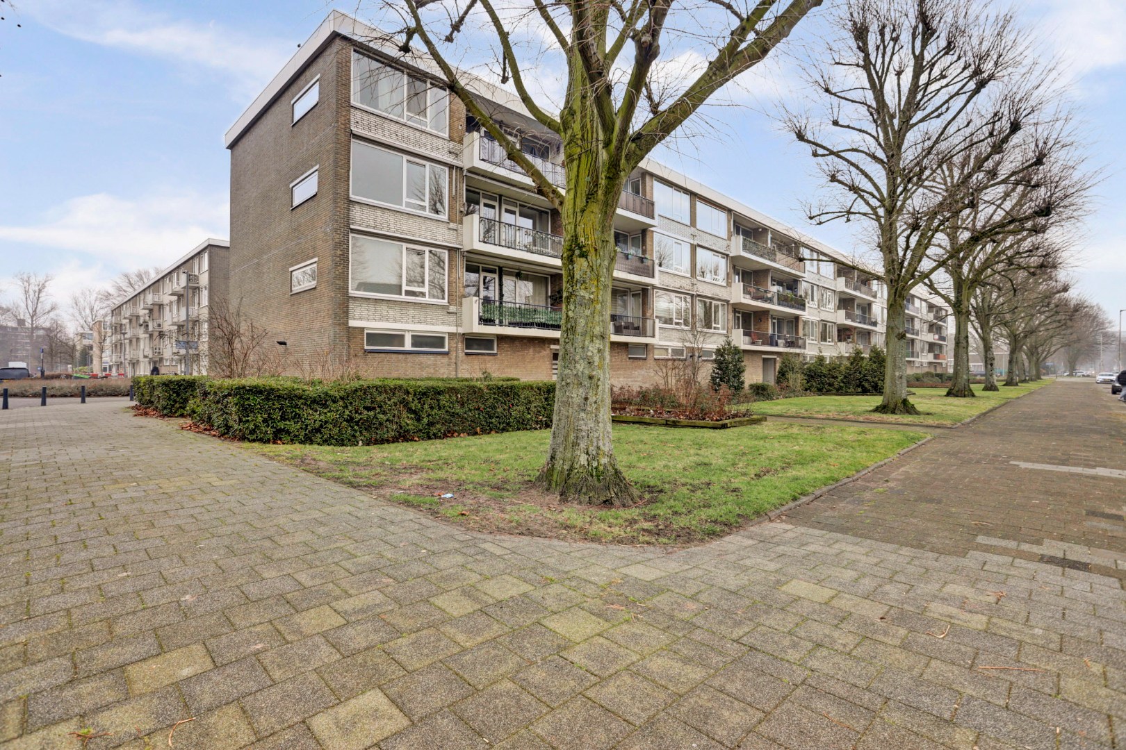 Instapklaar en verzorgd  3-(voorheen 4) kamer hoek- appartement op de tweede verdieping met 2 slaapkamers, 2 balkons, moderne keuken en is gelegen op eigen grond. 
