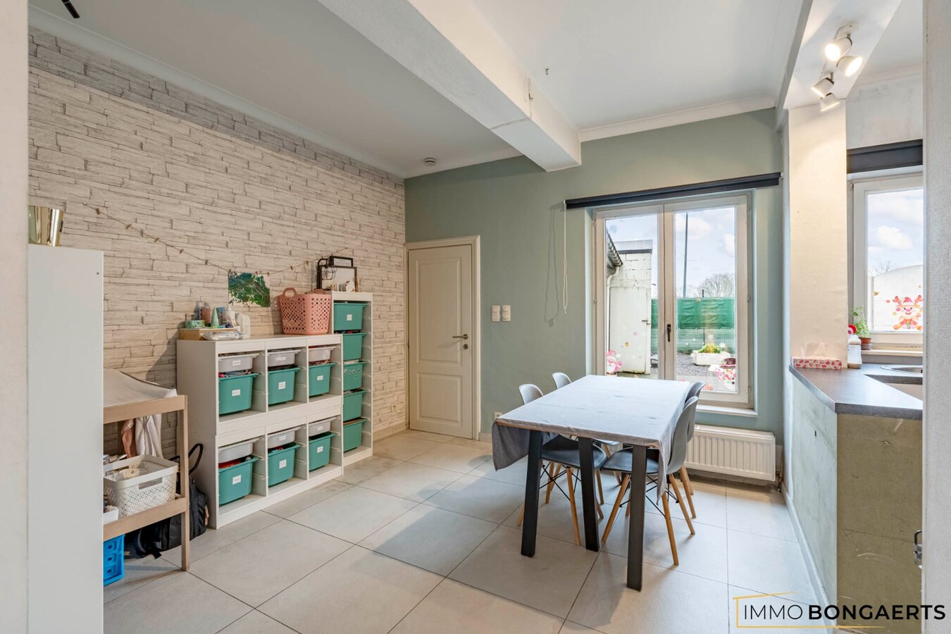 Instapklare woning met  garage en twee slaapkamers in Maasmechelen 