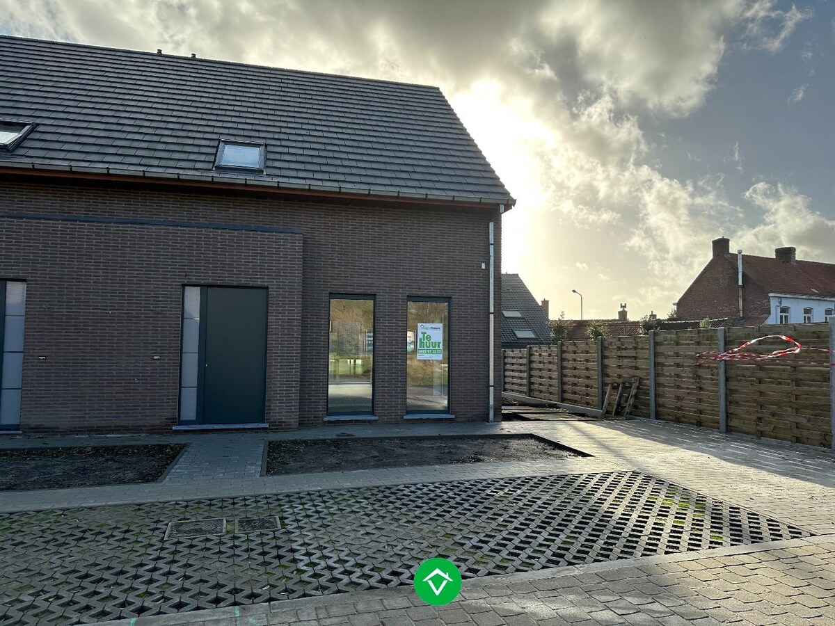 Moderne en lichtrijke nieuwbouwwoning met drie slaapkamers te Handzame (Kortemark) 