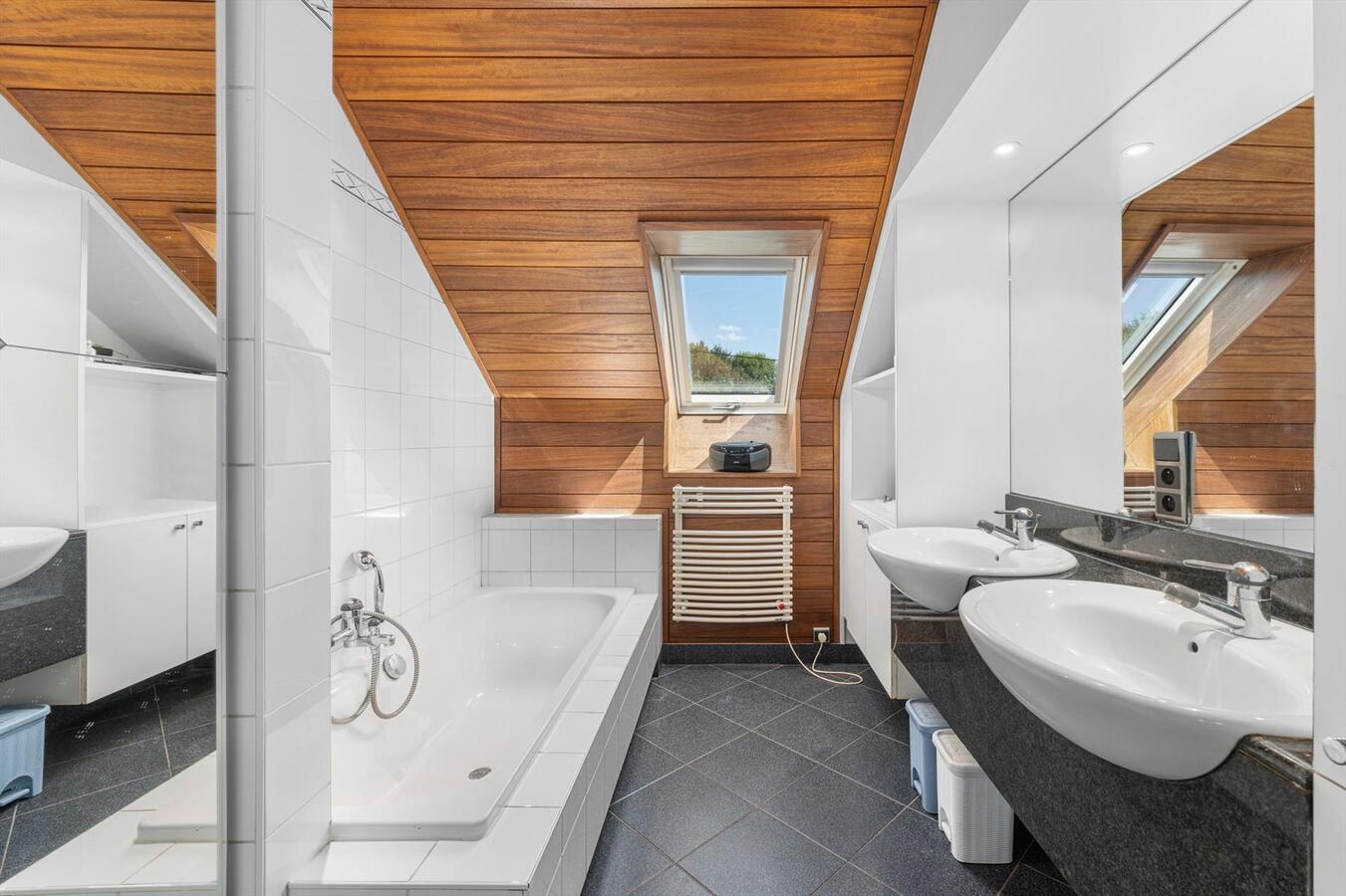 Zéér rustig gelegen woning met 5 slaapkamers en kantoorruimte te Kortemark 