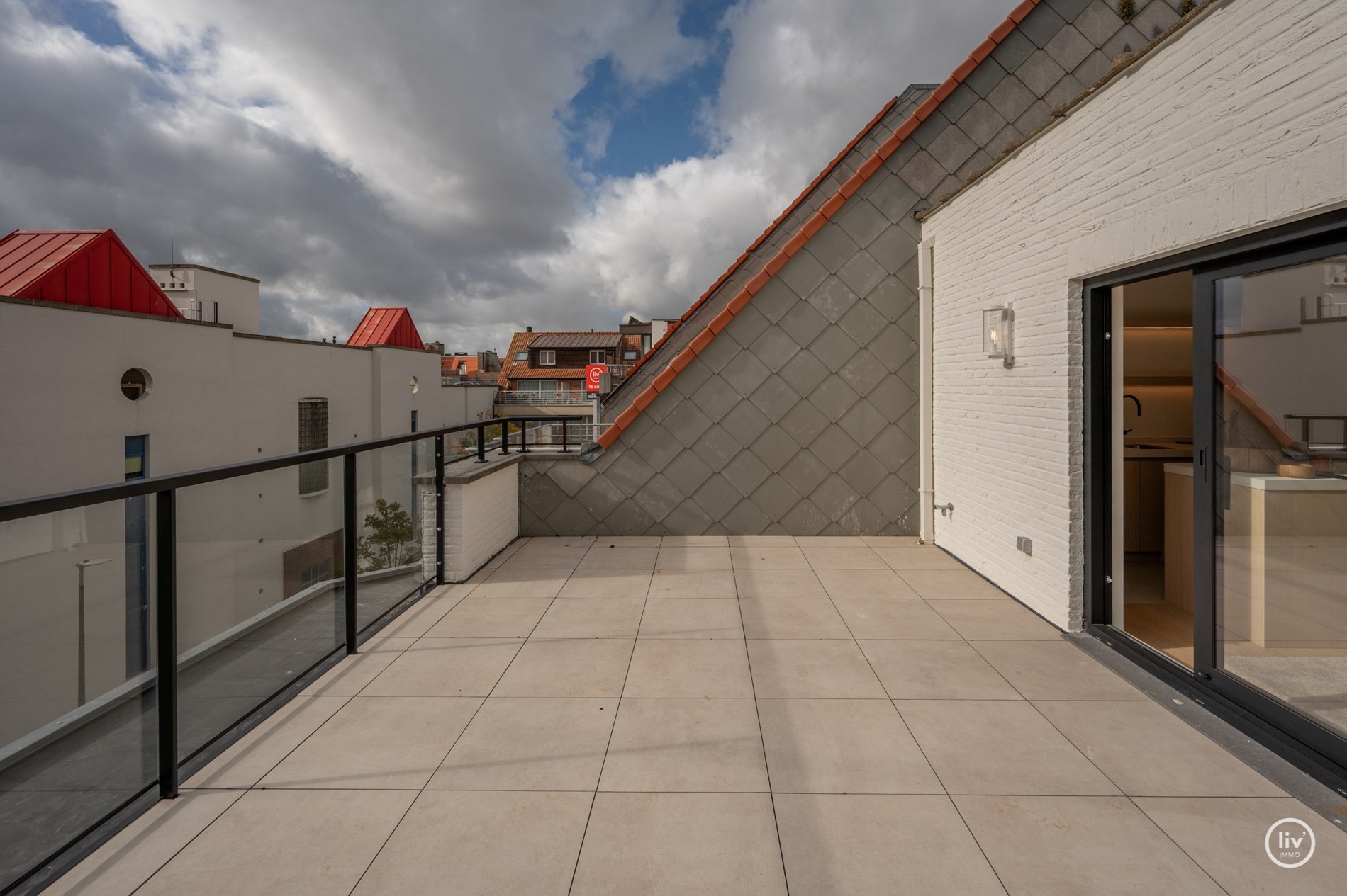 Gerenoveerd penthouse met 2 slaapkamers centraal gelegen op de August Dansestraat te Knokke. 