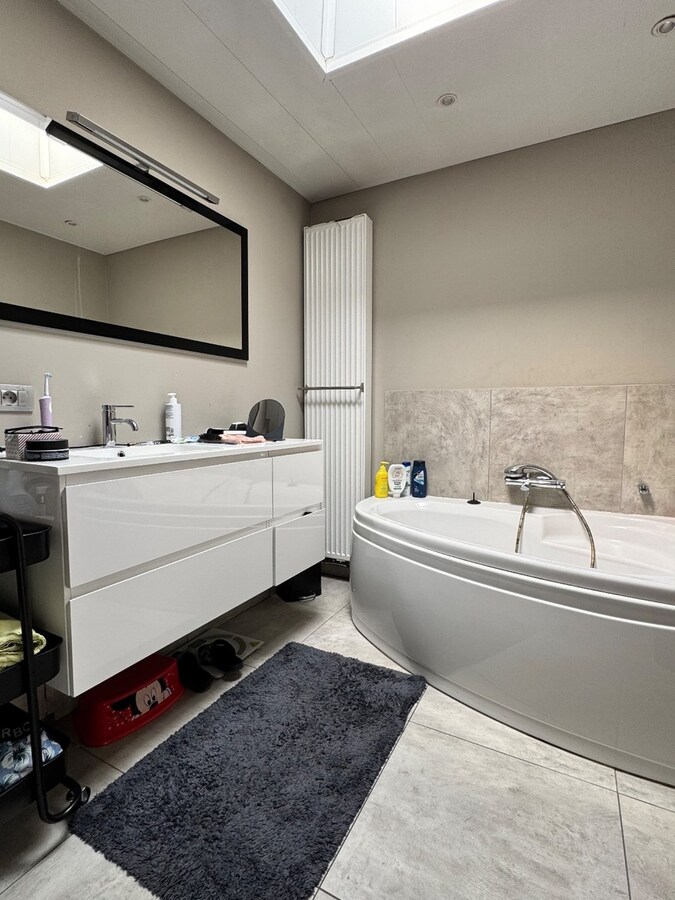 Instapklare woning met drie slaapkamers, tuin met uitweg, zolderkamer te Roeselare 