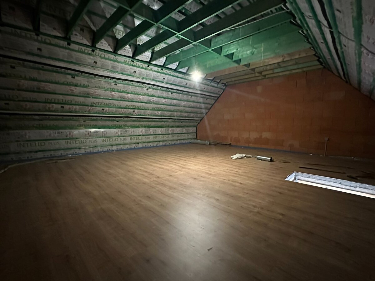 Instapklare nieuwbouwwoning met 4 slaapkamers, garage én tuin – energiezuinig wonen in hartje Sint-Antonius 