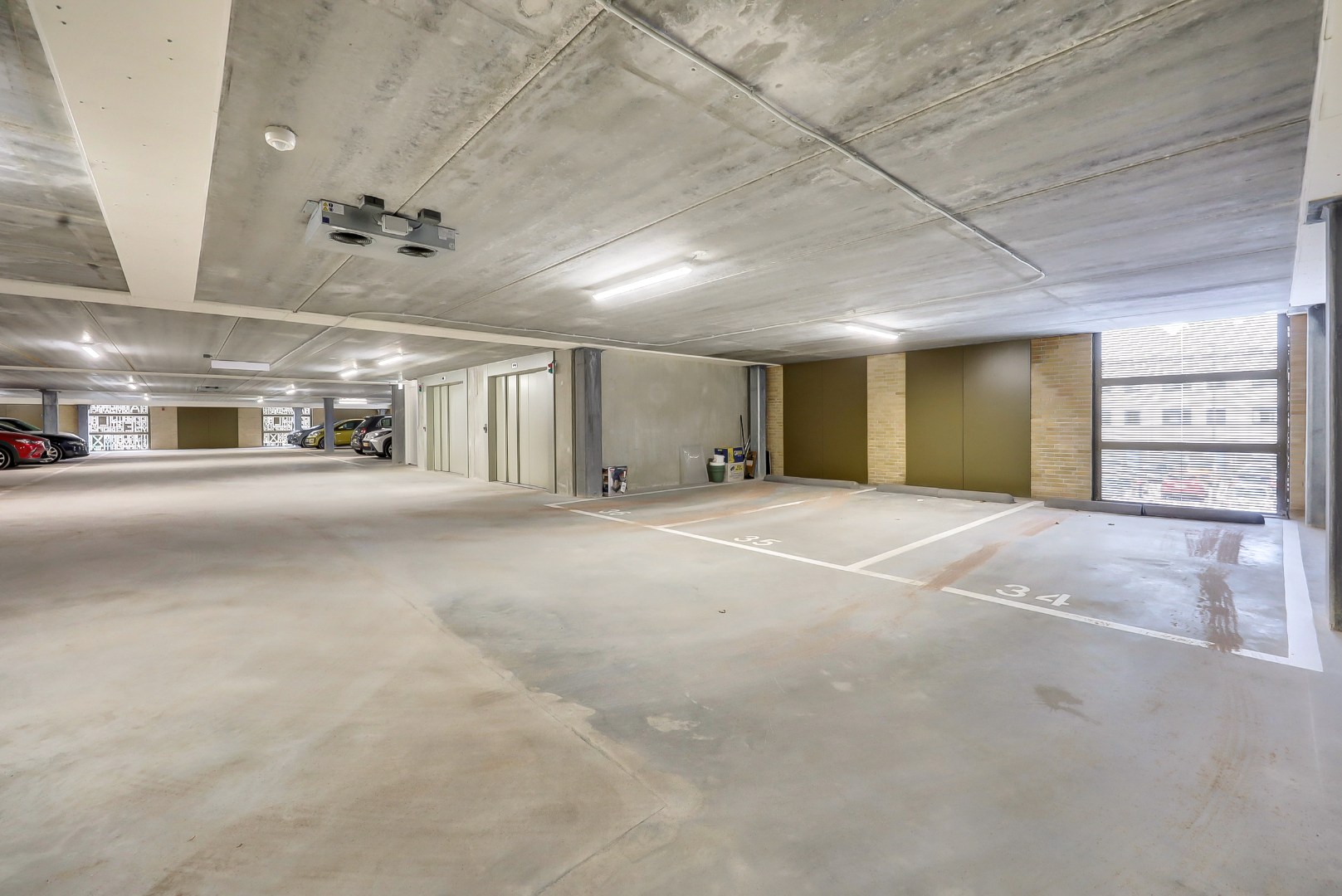 Nieuw en instapklaar 3-kamer appartement op de zevende verdieping met luxe keuken en badkamer, riant uitzicht over de omgeving en naar het centrum van Rotterdam. 