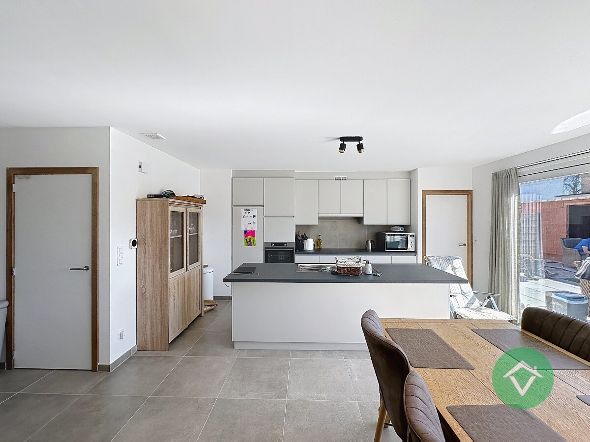 Moderne nieuwbouw tussenwoning met drie slaapkamers en garage in Moere 