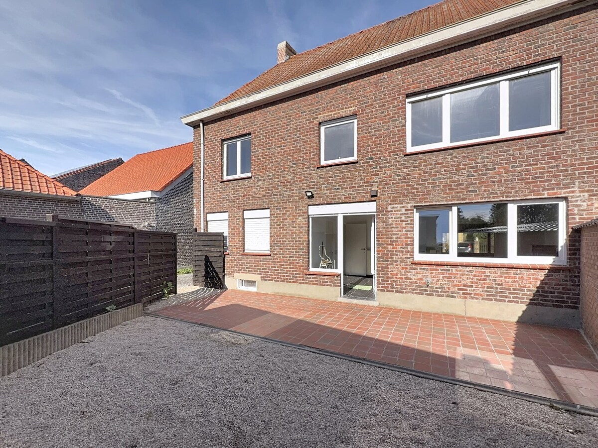 Ruime woning met 4 slaapkamers, garage en tuin op wandelafstand van centrum Sleidinge! 