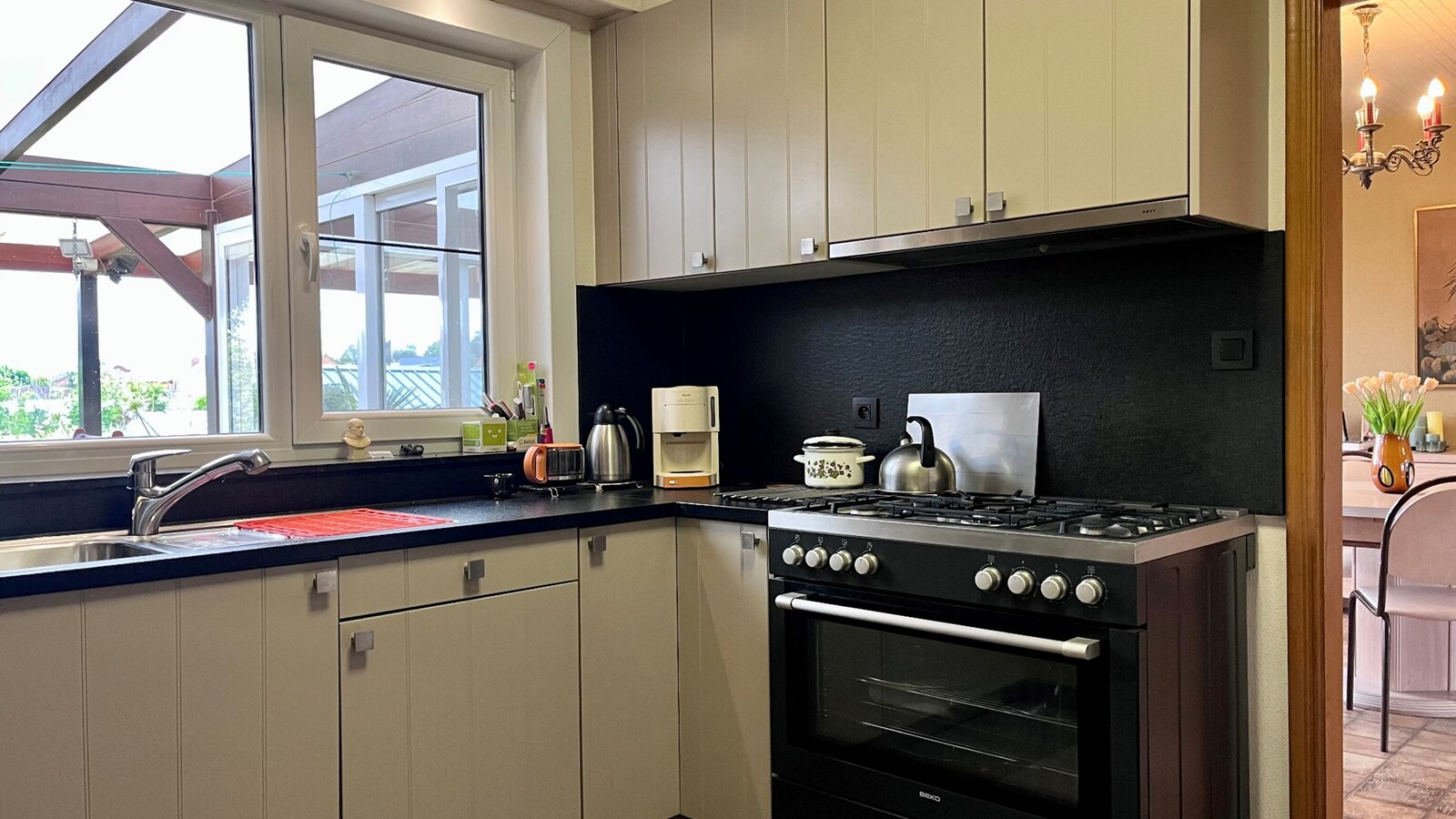 Goed onderhouden woning met tuin, terras en inpandige garage in Kermt - Energielabel E 