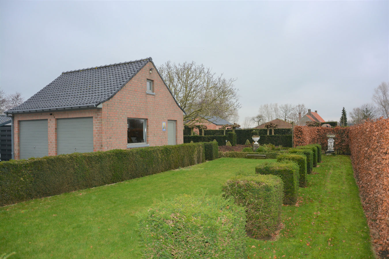 Perfect onderhouden villa op 2.155m² met dubbele garage 