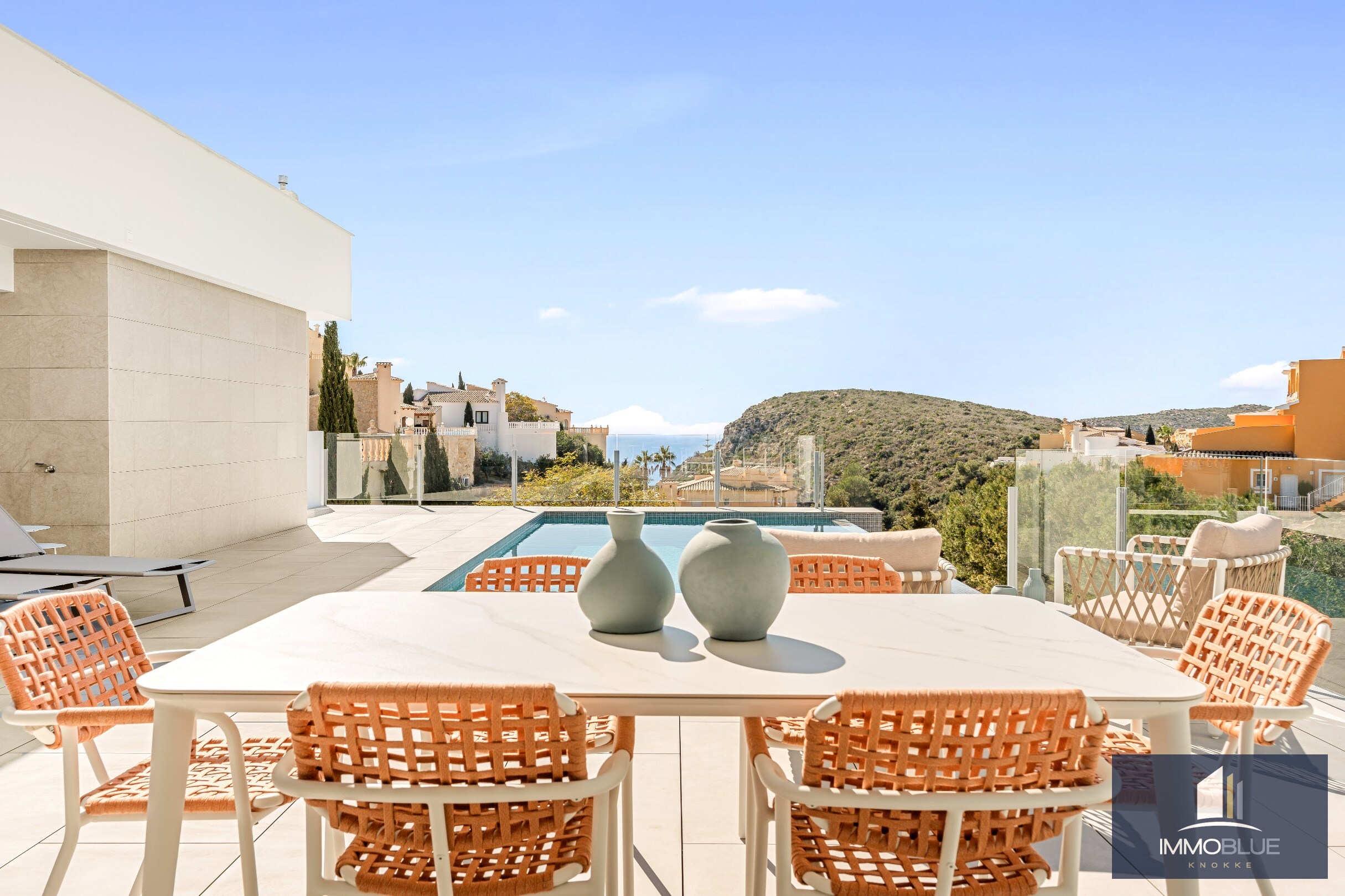 Open en praktisch wonen in mediterrane omgeving. 