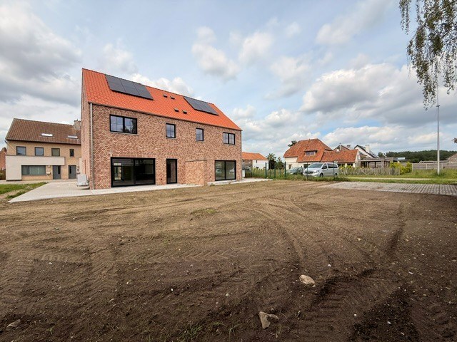 Halfopen nieuwbouwwoning met 4 slaapkamers gelegen te Opitter. 