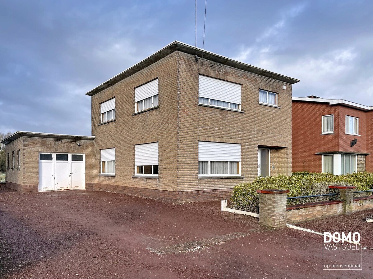 TE RENOVEREN WONING MET GARAGE, 3 SLAAPKAMERS EN GEZELLIGE TUIN OP EEN PERCEEL VAN 8A14CA 