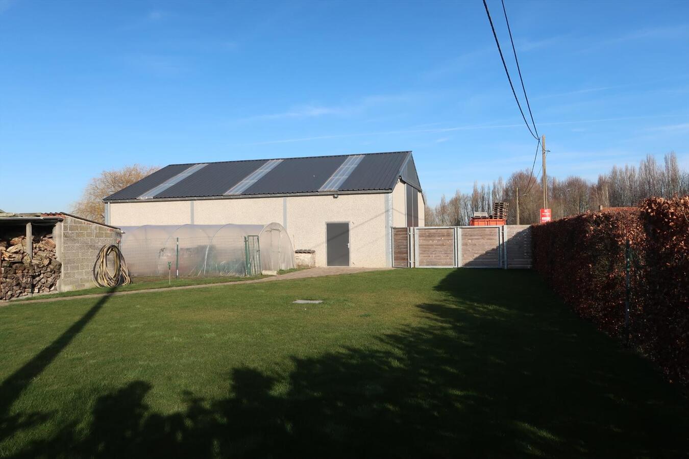 Landelijk gelegen woning met groot bijgebouw op een totale oppervlakte van 4403m² 