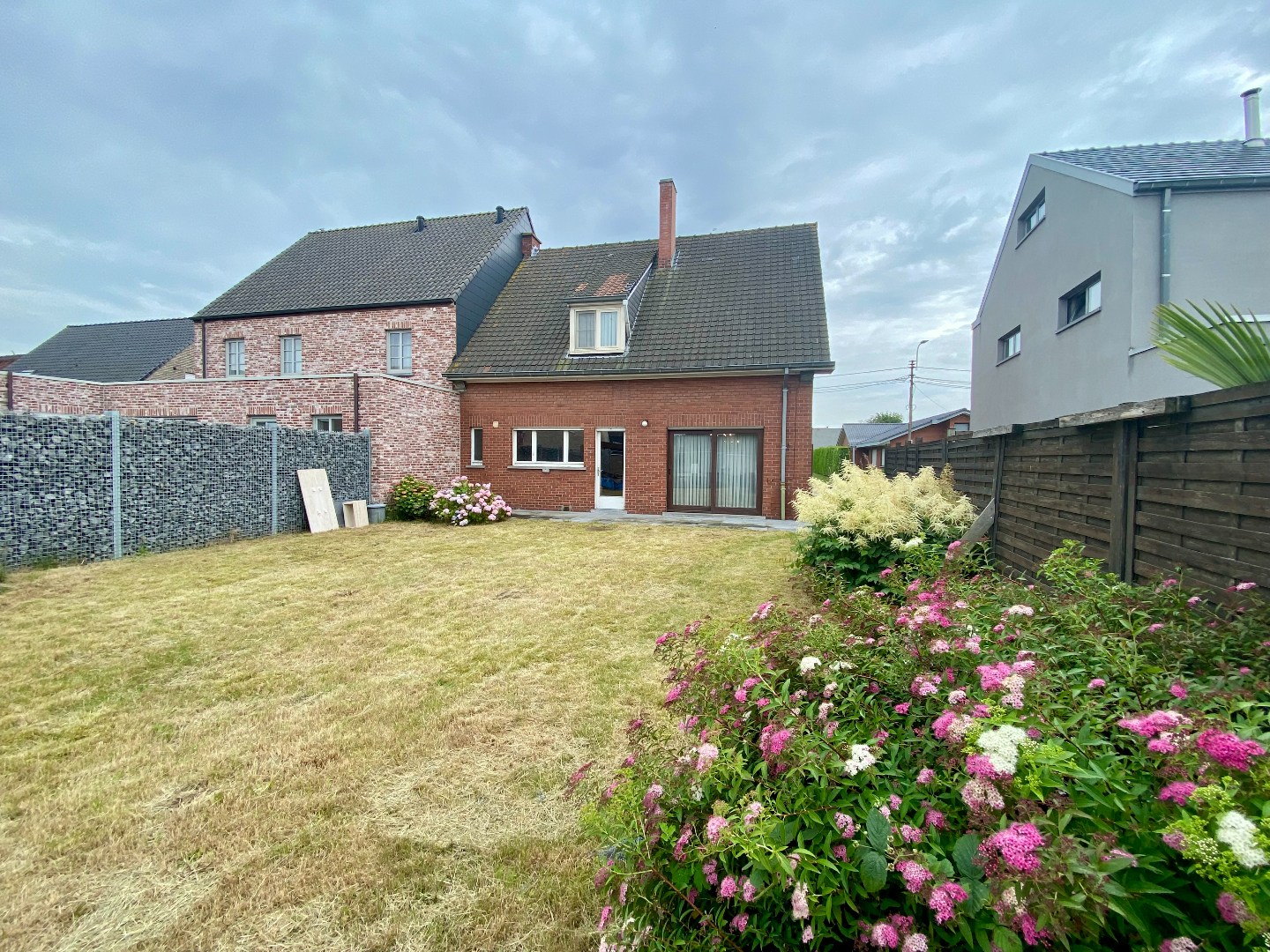 Degelijke te renoveren halfopen woning met tuin en garage op 293 m²! 