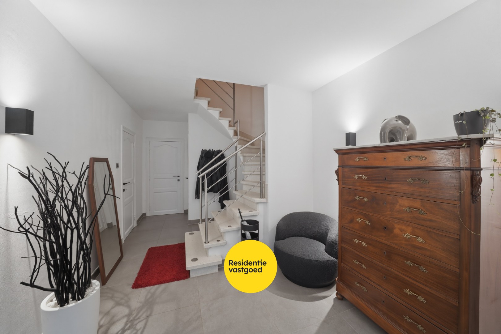 Ruime bel-étage woning met tuin en garage op rustige ligging te Bredene 