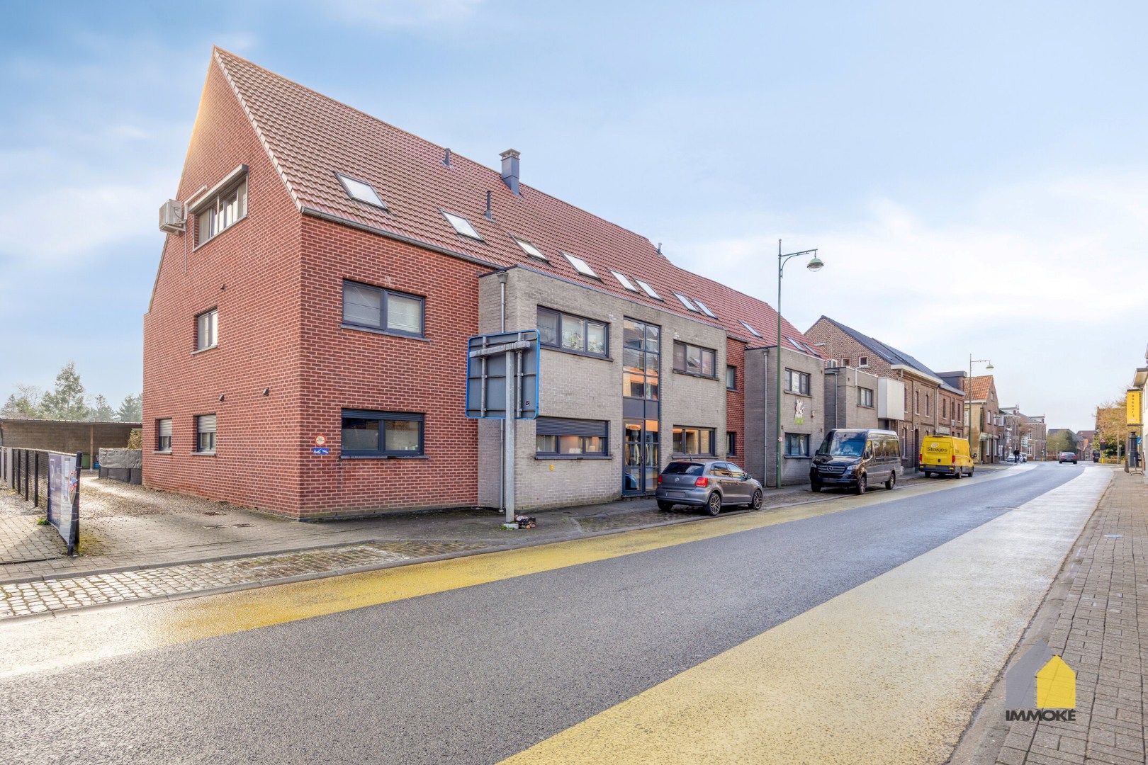 Gelijkvloers appartement (120 m²) met ruime woonkamer, 2 slpks. en terras. 