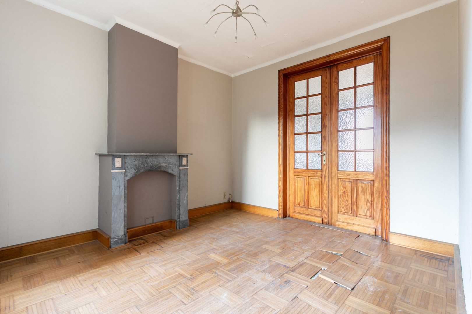 Kraktervolle woning met veel potentieel, 2 autostaanplaatsen en tuin te Dworp 