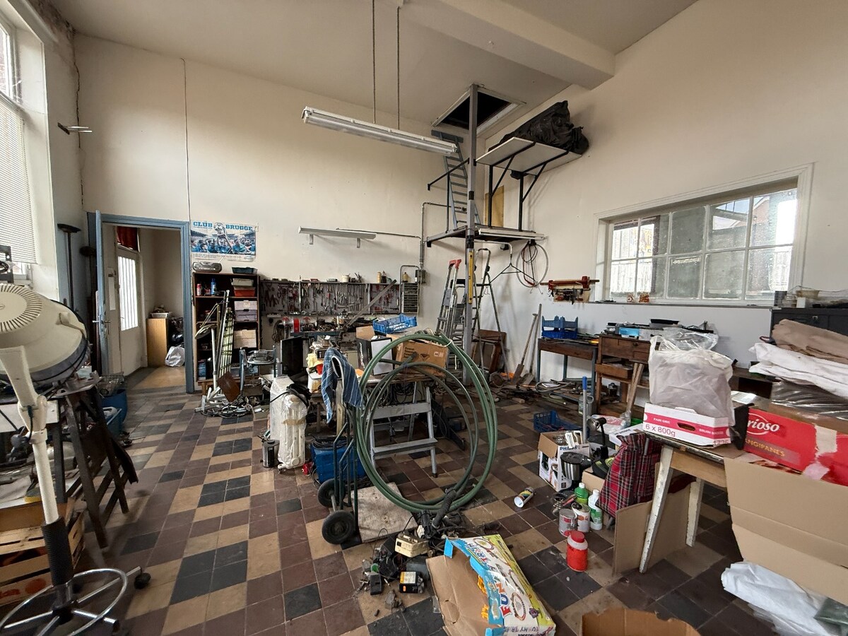 Grote eigendom met atelier. 