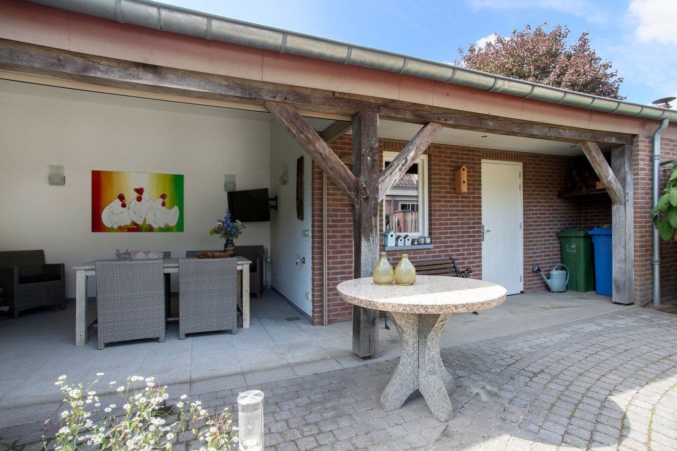 Degelijk gebouwde en perfect onderhouden vrijstaand-geschakelde gezinswoning aan ‘De Lovensbroek’. 