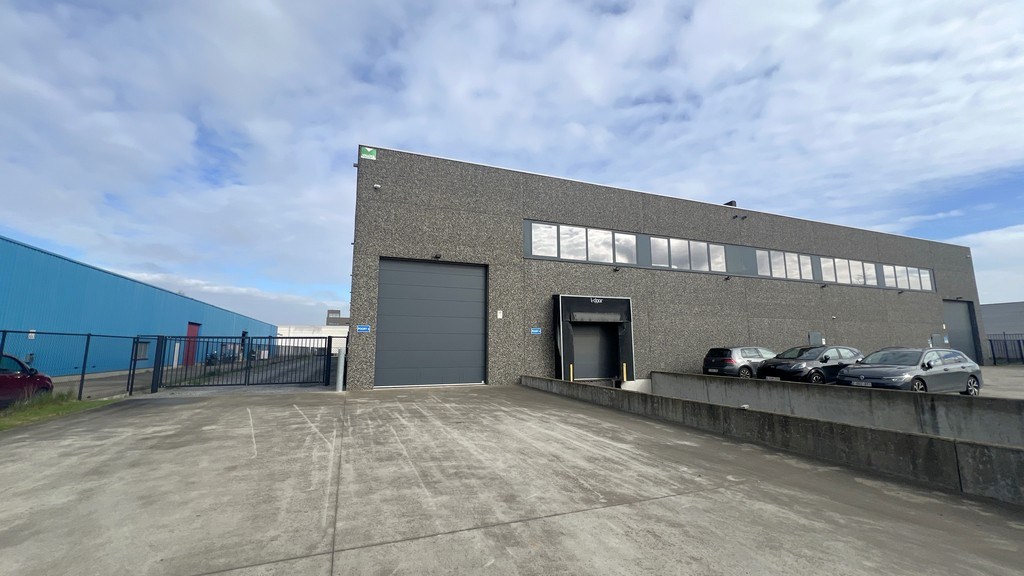 Magazijn met mezzanine te huur in Zele