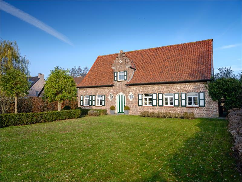 Villa-landhuis met prachtig zicht op uitgestrekte achterliggende velden 