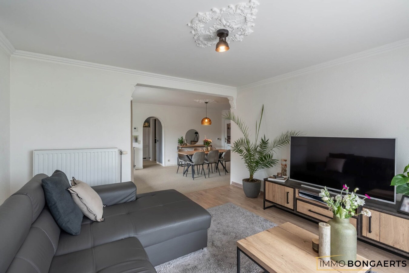 Ruim appartement met 3 slaapkamers en garage. 