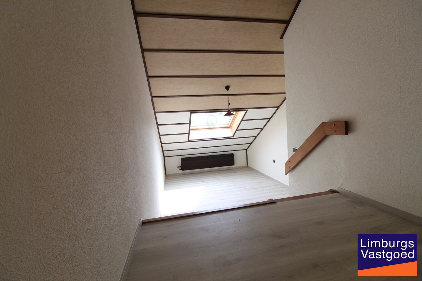 Ruime villa, 308m², 4 slpk, uitzicht op velden, 19a49ca 