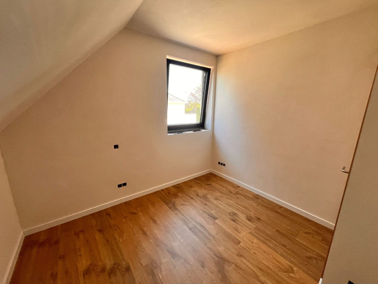 Afgewerkte woning met 3 slaapkamers &amp; ruim zonnig terras + autostaanplaats en berging 