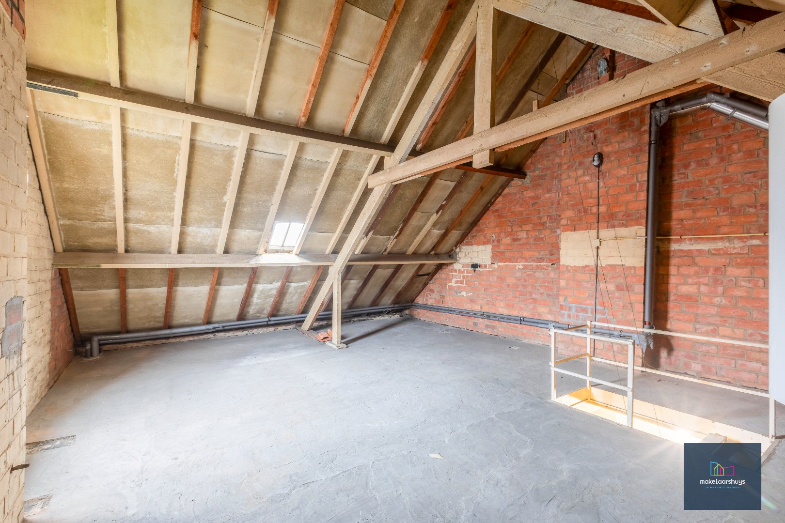 Te renoveren HOB met garage in Mariakerke 