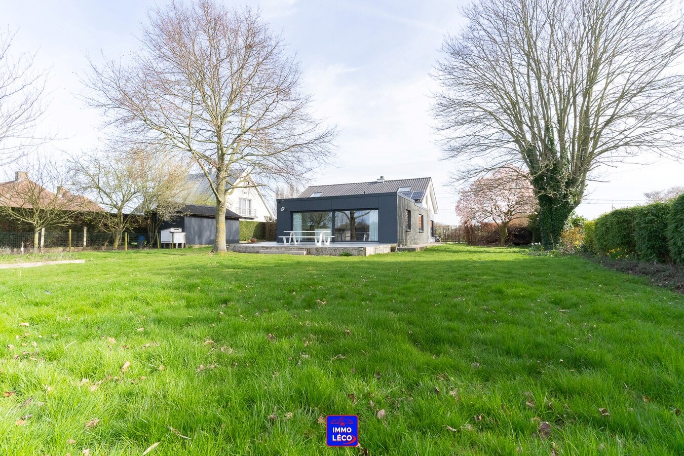 Villa "Semi Plain-Pied" érigée sur 1600m², grand parking, garage, jardin, COUP DE COEUR ! 