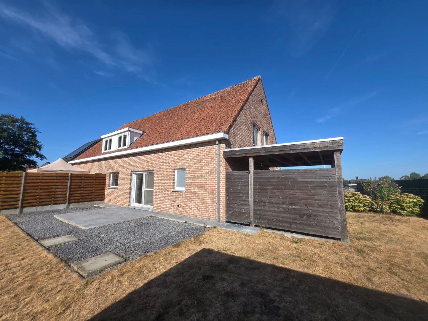 Energiezuinige halfopen woning met tuin en carport te Zulte 