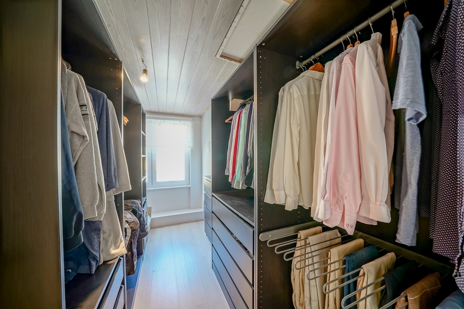 Ruime eengezinswoning in centrum Oudenburg met handelsruimte op gelijkvloers. 