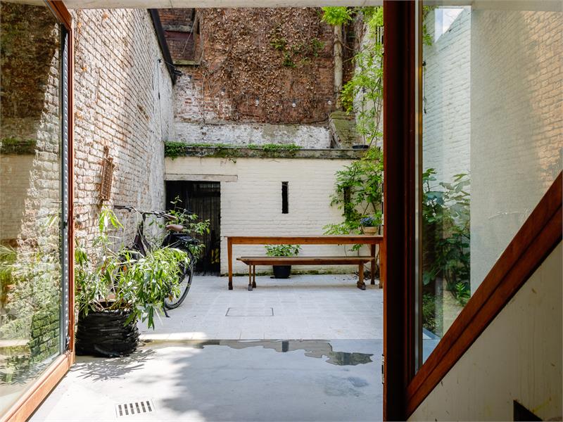 Uitzonderlijk klassevol herenhuis met handelspand in het hart van het historisch centrum 