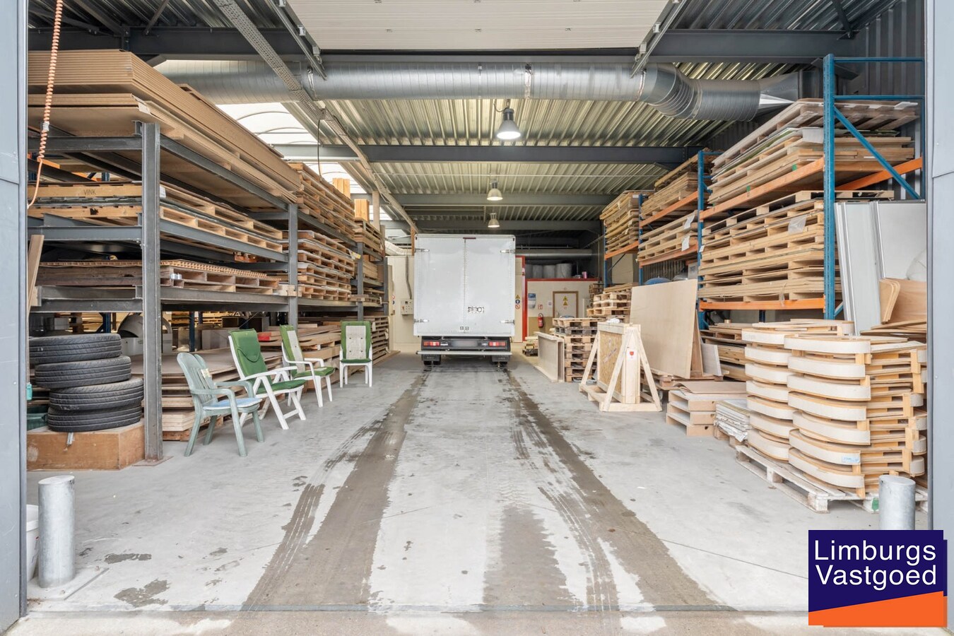 Industrieel gebouw, met woonst.1.696m², met kantoren 120m² + appartement 120m², Genk-Zuid 