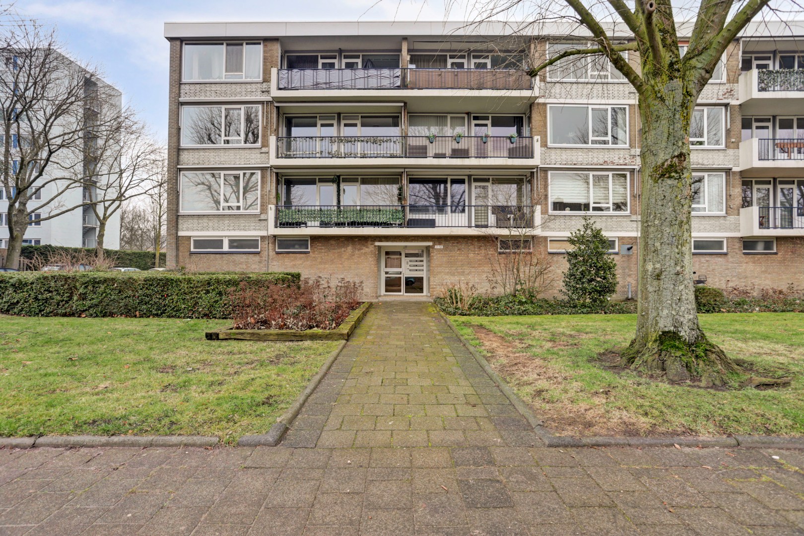 Instapklaar en verzorgd  3-(voorheen 4) kamer hoek- appartement op de tweede verdieping met 2 slaapkamers, 2 balkons, moderne keuken en is gelegen op eigen grond. 
