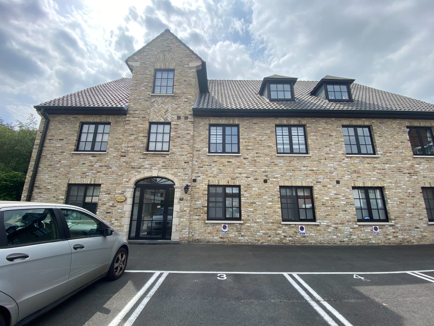 Gelijkvloers appartement met 2 slaapkamers, garage en groot terras op centrale ligging! 
