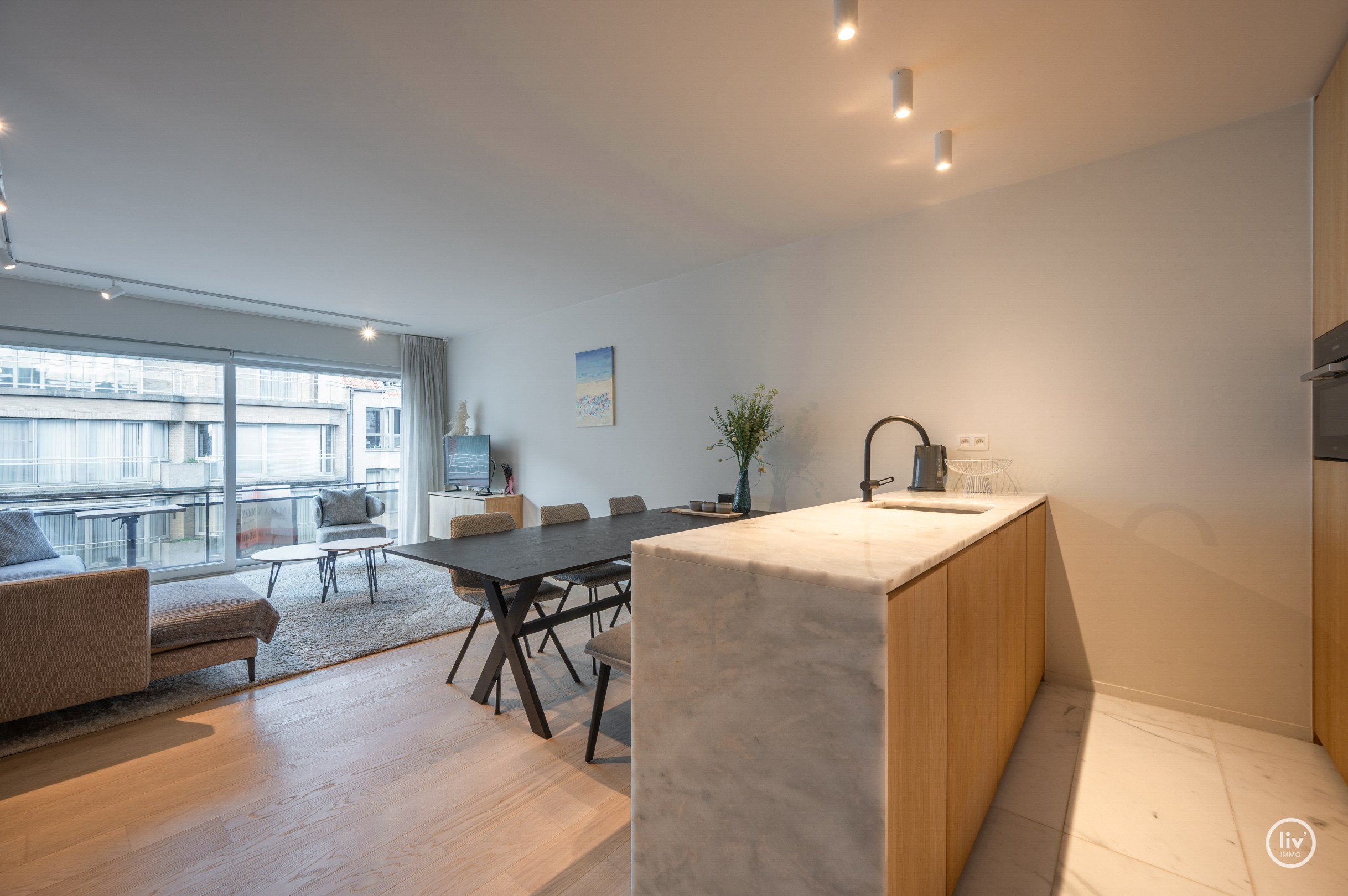 Appartement élégamment rénové avec deux chambres et deux terrasses, situé au centre de Knokke. 