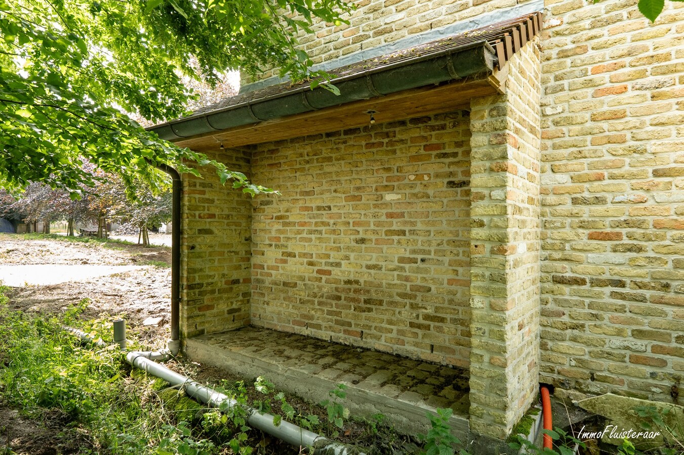 Hoogwaardige ruwbouwvilla met bijgebouw en weide 