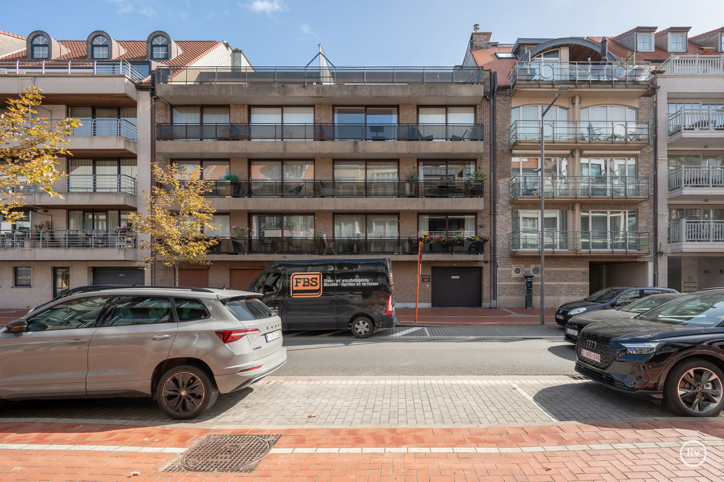 Appartement élégamment rénové avec deux chambres et deux terrasses, situé au centre de Knokke. 