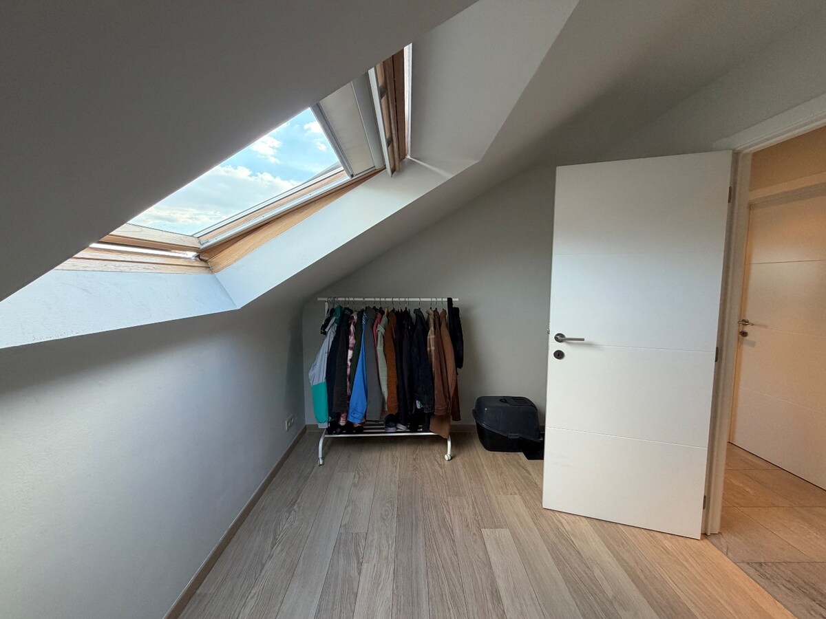 Ruim en lichtrijk dakappartement te Asper. 