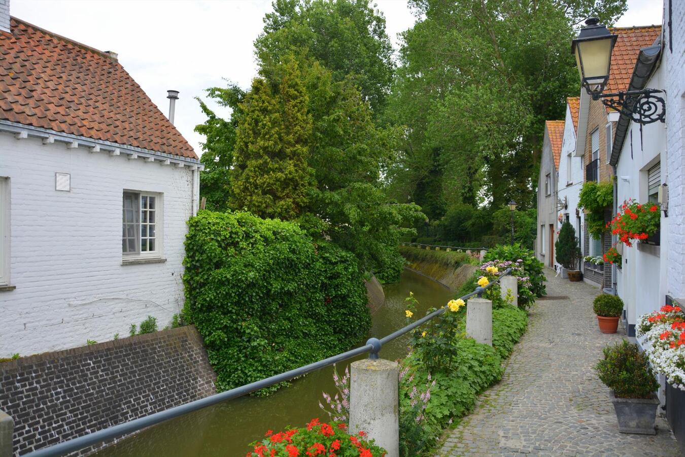 Polyvalente handelsruimte in dorpskern 