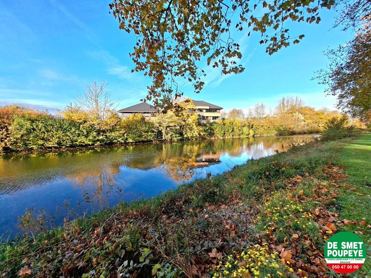 Vernieuwd hoekappartement 