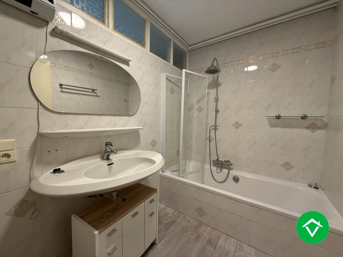 Gelijkvloerse woning met 3 slaapkamers, dubbele garage en tuin 