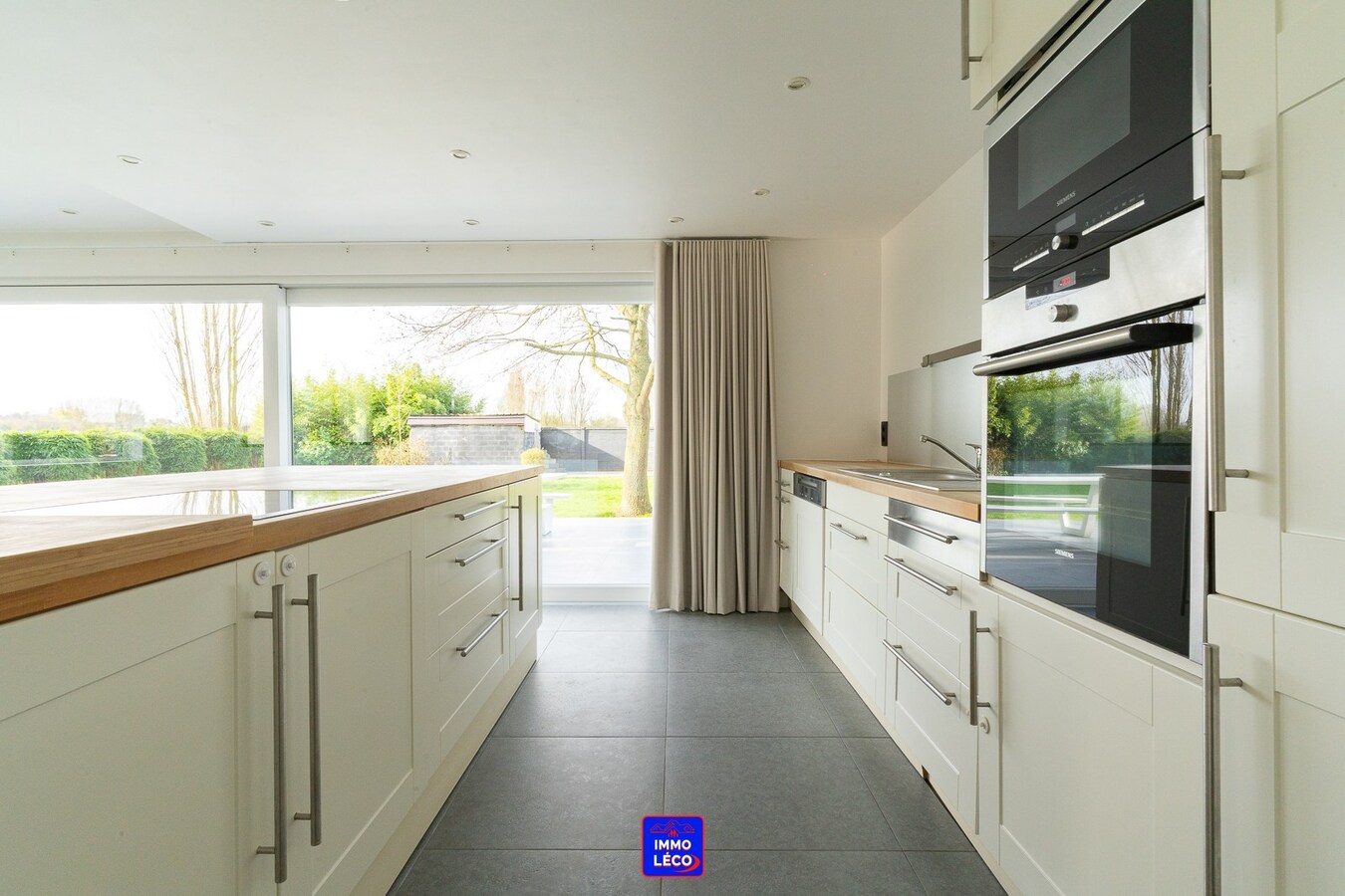 Villa "Semi Plain-Pied" érigée sur 1600m², grand parking, garage, jardin, COUP DE COEUR ! 