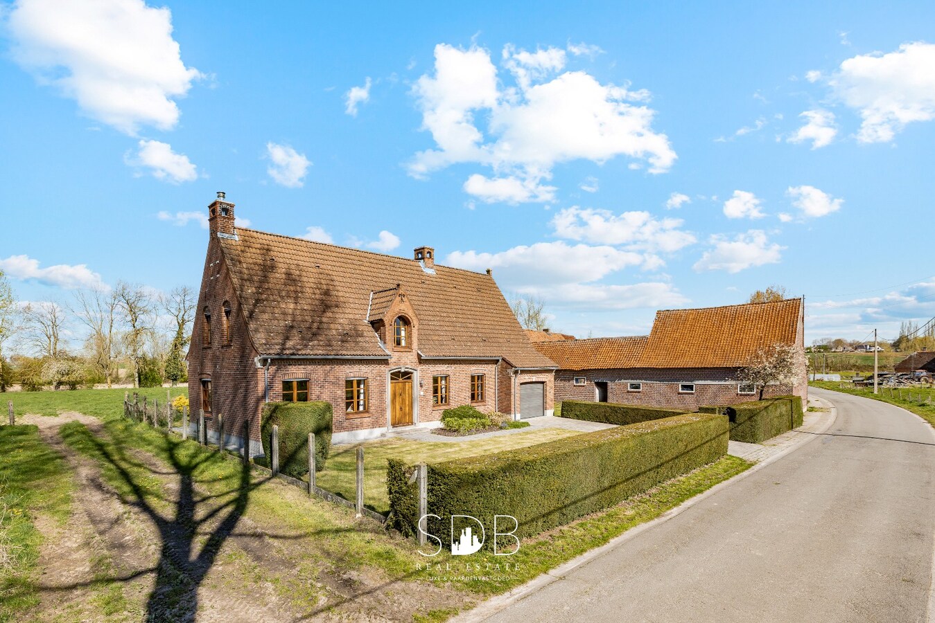 Boerderij met aanpalende graslanden op 12.970m² + mogelijkheid tot bijkopen graslanden +/-20ha 