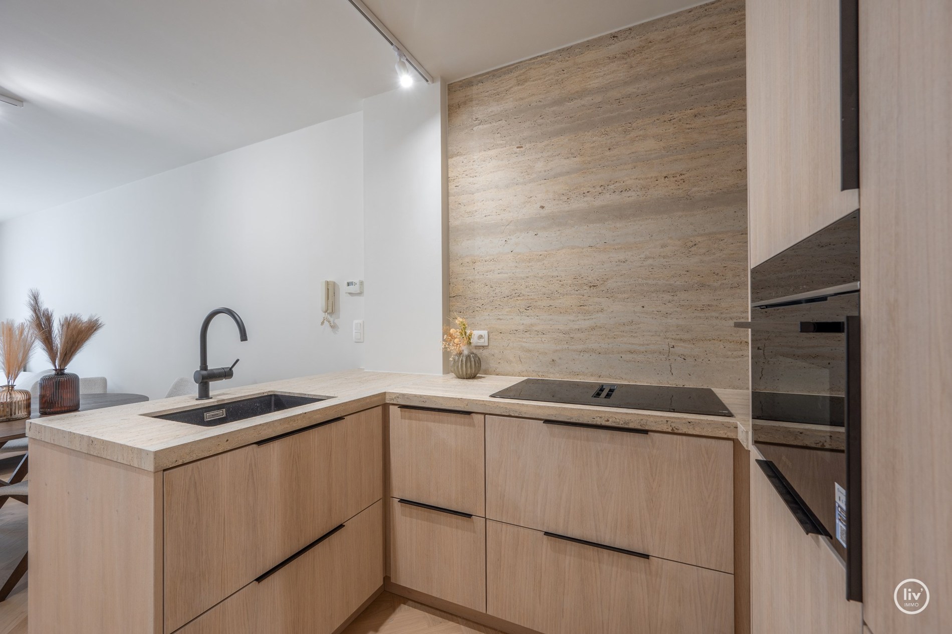 Schitterend gerenoveerd appartement, rustig gelegen, nabij de Lippenslaan en vlakbij de zee te Knokke. 